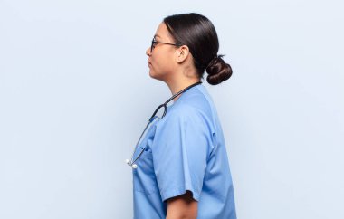 İspanyol kadın profil görünümünde ileriyi kopyalamaya çalışıyor, düşünüyor, hayal ediyor ya da hayal kuruyor.