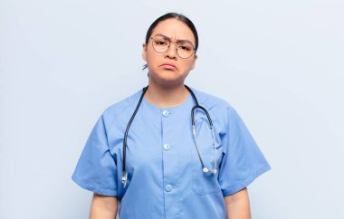 Hispanik kadın üzgün ve mızmızlanıyor, mutsuz bir bakışla, negatif ve hayal kırıklığına uğramış bir tavırla ağlıyor.