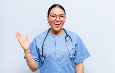 İspanyol kadın kendini mutlu, şaşırmış ve neşeli hissediyor. Pozitif bir tavırla gülümsüyor. Bir çözüm ya da fikir buluyor.