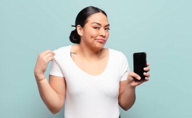 İspanyol kadın kibirli, başarılı, pozitif ve gururlu görünüyor.