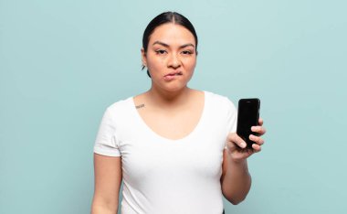 İspanyol kadın şaşkın ve şaşkın görünüyor. Sinirli bir hareketle dudağını ısırıyor. Sorunun cevabını bilmiyor.