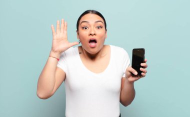 İspanyol kadın ellerini havaya kaldırıp bağırıyor. Öfkeli, sinirli, stresli ve üzgün.