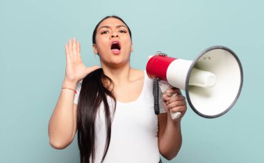 İspanyol kadın ellerini havaya kaldırıp bağırıyor. Öfkeli, sinirli, stresli ve üzgün.