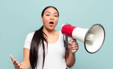 İspanyol kadın aşırı derecede şok olmuş ve şaşırmış, endişeli ve panik içinde, stresli ve dehşete düşmüş bir bakışla