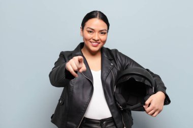 İspanyol kadın kameraya tatmin olmuş, kendinden emin, dost canlısı bir gülümsemeyle bakıyor ve seni seçiyor.