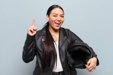 İspanyol kadın bir fikri fark ettikten sonra mutlu ve heyecanlı bir dahi gibi hissediyor, neşeli bir şekilde parmağını kaldırıyor, eureka!