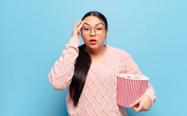 İspanyol kadın şaşırmış, ağzı açık, şok olmuş, yeni bir düşünce, fikir ya da konsept keşfediyor.