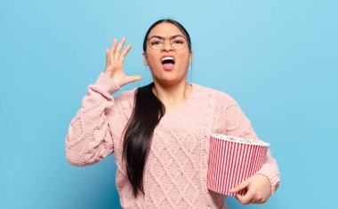 İspanyol kadın ellerini havaya kaldırıp bağırıyor. Öfkeli, sinirli, stresli ve üzgün.