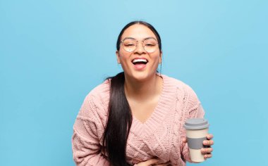 İspanyol kadın komik bir şakaya yüksek sesle gülüyor, mutlu ve neşeli hissediyor, eğleniyor.