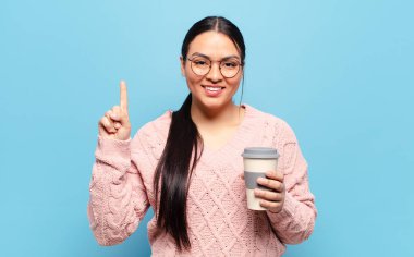 İspanyol kadın gülümsüyor ve arkadaş canlısı görünüyor, bir numara ya da ilk eli önde, geriye doğru sayıyor.