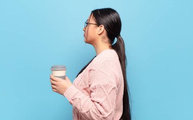 İspanyol kadın profil görünümünde ileriyi kopyalamaya çalışıyor, düşünüyor, hayal ediyor ya da hayal kuruyor.