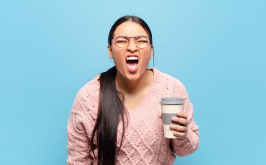 İspanyol kadın agresif bir şekilde bağırıyor, çok kızgın, hayal kırıklığına uğramış, öfkeli ya da sinirli görünüyor, hayır diyor.