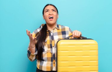 İspanyol kadın umutsuz ve sinirli görünüyor, stresli, mutsuz ve sinirli, bağırıyor ve çığlık atıyor.