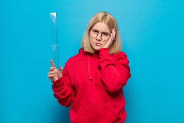 Sarışın kadın sıkılmış, hayal kırıklığına uğramış ve uykulu. Yorucu, sıkıcı ve can sıkıcı bir işten sonra, el ele tutuşarak.