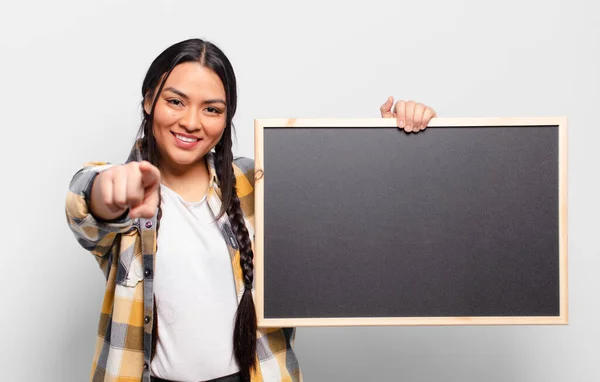 Mujer Hispana Señalando Cámara Con Una Sonrisa Satisfecha Segura Amistosa —  Fotos de Stock