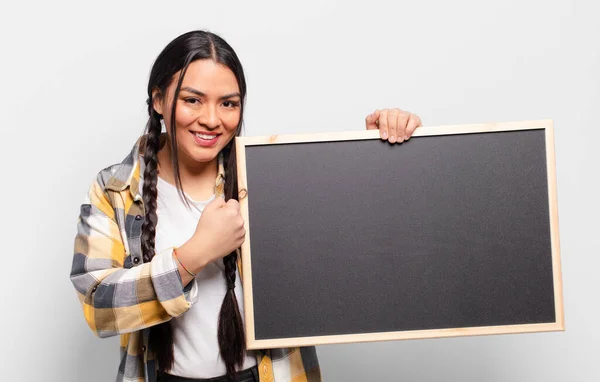 Mujer Hispana Sintiéndose Feliz Positiva Exitosa Motivada Cuando Enfrenta Desafío —  Fotos de Stock