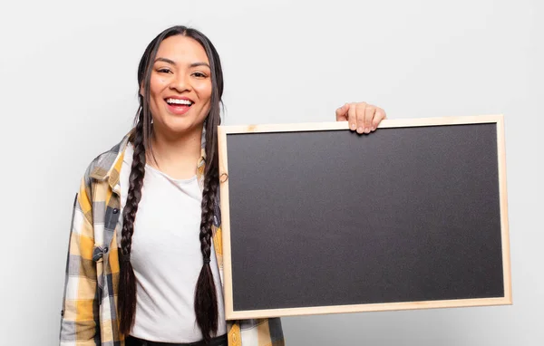 Hispanic Kvinna Ser Glad Och Positivt Överraskad Upphetsad Med Fascinerad — Stockfoto