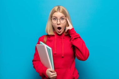 Sarışın kadın şaşırmış, ağzı açık, şok olmuş, yeni bir düşünce, fikir ya da konsept keşfediyor.