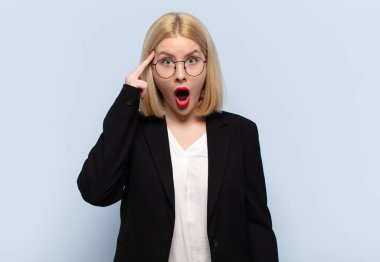 Sarışın kadın şaşırmış, ağzı açık, şok olmuş, yeni bir düşünce, fikir ya da konsept keşfediyor.
