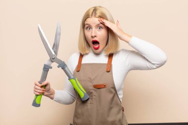 Sarışın kadın mutlu, şaşkın ve şaşırmış görünüyor, gülümsüyor ve inanılmaz ve inanılmaz iyi haberleri fark ediyor.