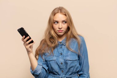 Sarışın kadın üzgün, üzgün ya da kızgın ve olumsuz bir tavır takınıyor.