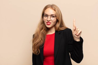 Sarışın kadın gülümsüyor ve arkadaş canlısı görünüyor. Bir numara ya da ilk eli önde, geriye doğru sayıyor.