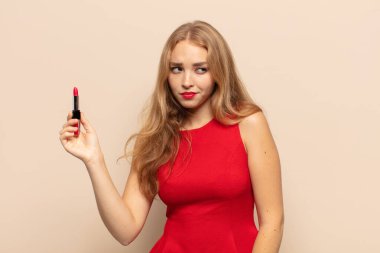 Sarışın kadın üzgün, üzgün ya da kızgın ve olumsuz bir tavır takınıyor.