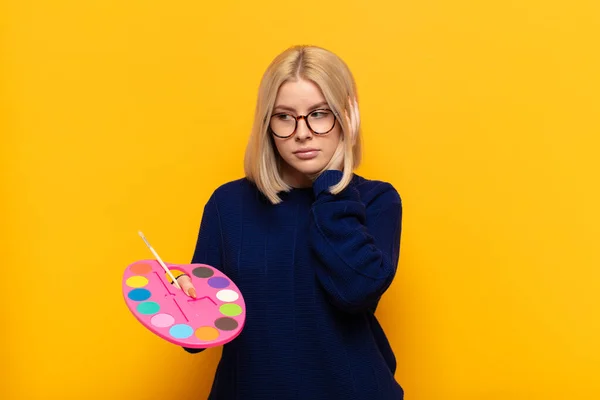 Donna Bionda Che Sente Annoiata Frustrata Assonnata Dopo Compito Noioso — Foto Stock