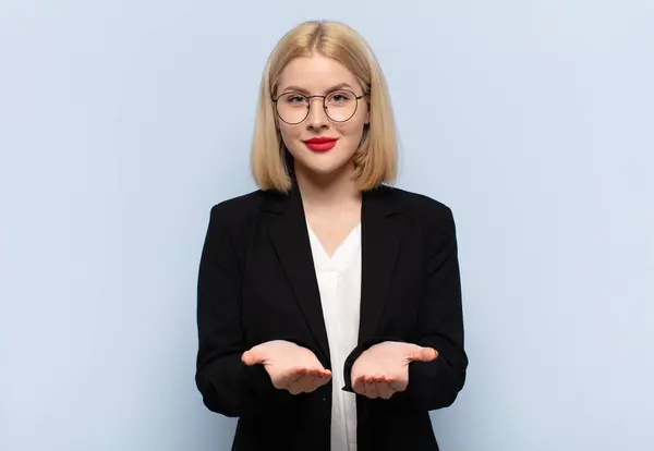 Blonde Vrouw Glimlachen Gelukkig Met Vriendelijke Zelfverzekerde Positieve Look Het — Stockfoto