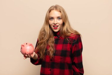 Sarışın kadın çok şaşırmış ya da şaşkın bakıyor, ağzı açık bir şekilde 