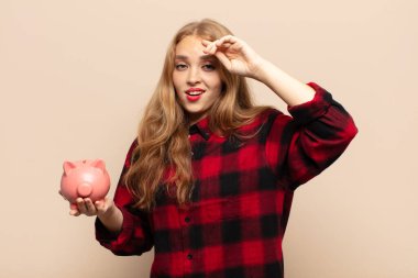 Sarışın kadın mutlu, şaşkın ve şaşırmış görünüyor, gülümsüyor ve inanılmaz ve inanılmaz iyi haberleri fark ediyor.