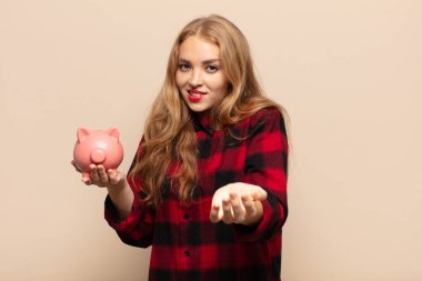 Sarışın kadın güler yüzlü, arkadaş canlısı, kendinden emin, olumlu bakışlı, bir nesne ya da konsept sunan ve gösteren