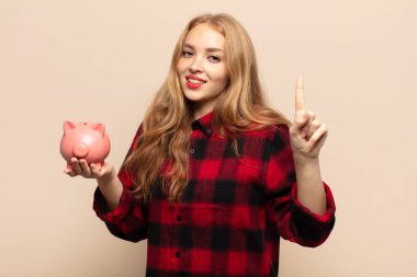 Sarışın kadın gülümsüyor ve arkadaş canlısı görünüyor. Bir numara ya da ilk eli önde, geriye doğru sayıyor.