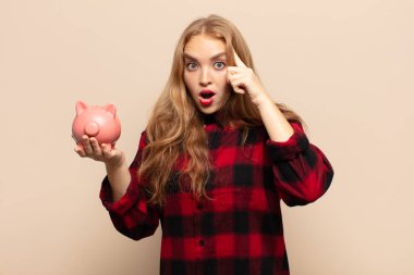 Sarışın kadın şaşırmış, ağzı açık, şok olmuş, yeni bir düşünce, fikir ya da konsept keşfediyor.