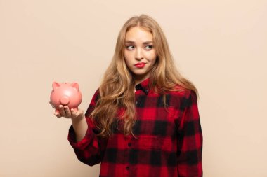 Sarışın kadın üzgün, üzgün ya da kızgın ve olumsuz bir tavır takınıyor.