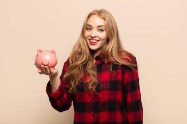 Sarışın kadın mutlu ve hoş bir şekilde şaşırmış görünüyor. Büyüleyici ve şok edici bir ifadeyle heyecanlanıyor.