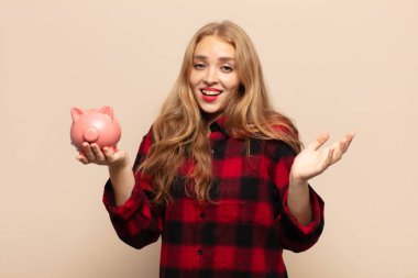 Sarışın bir kadın mutlu, şaşkın ve neşeli, pozitif bir tavırla gülümsüyor, bir çözüm ya da fikri fark ediyor.