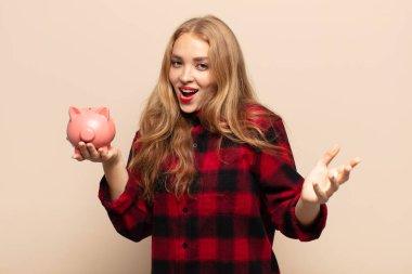 Sarışın kadın şok olmuş ve şaşırmış, endişeli ve paniklemiş, stresli ve dehşete düşmüş bir şekilde bakıyor.