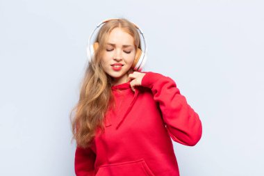 sarışın kadın stresli, endişeli, yorgun ve hayal kırıklığına uğramış, gömleğini çekiştiren, sıkıntılı görünen