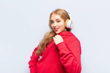 Sarışın kadın kibirli, başarılı, pozitif ve gururlu görünüyor.