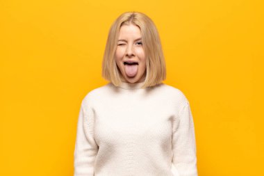 Sarışın, neşeli, kaygısız, asi tavırlı, şakacı ve dilsiz bir kadın, eğleniyor.