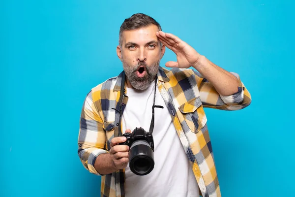 Erwachsener Mann Sieht Glücklich Erstaunt Und Überrascht Aus Lächelt Und — Stockfoto