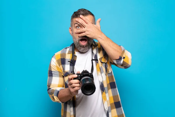 Vuxen Man Ser Chockad Rädd Eller Skräckslagen Täcker Ansiktet Med — Stockfoto