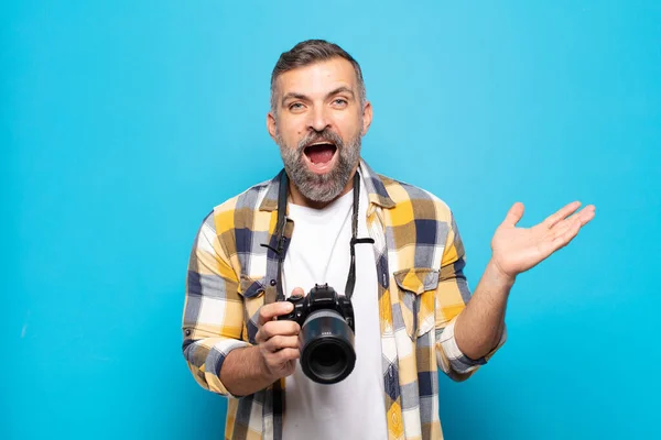 Erwachsener Mann Der Sich Glücklich Aufgeregt Überrascht Oder Schockiert Lächelnd — Stockfoto