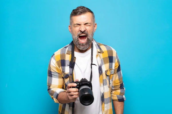 Erwachsener Mann Schreit Aggressiv Sieht Sehr Wütend Frustriert Empört Oder — Stockfoto