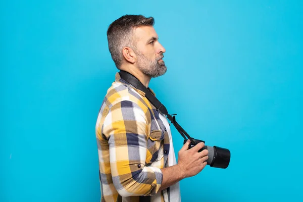 Homem Adulto Visão Perfil Olhando Para Copiar Espaço Frente Pensando — Fotografia de Stock