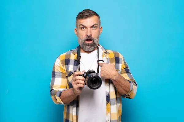 Erwachsener Mann Schaut Schockiert Und Überrascht Mit Weit Aufgerissenem Mund — Stockfoto