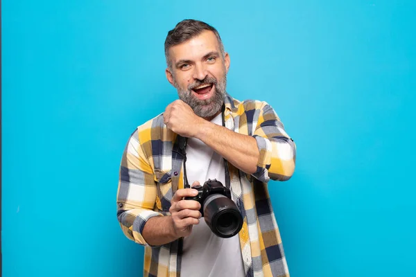 Hombre Adulto Sintiéndose Feliz Positivo Exitoso Motivado Cuando Enfrenta Desafío — Foto de Stock