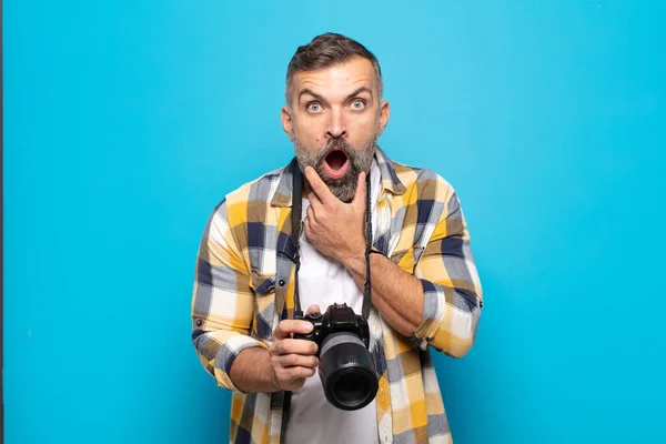 Hombre Adulto Con Boca Los Ojos Bien Abiertos Mano Barbilla — Foto de Stock