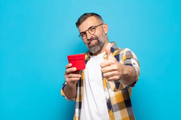 Erwachsener Mann Der Stolz Unbeschwert Selbstbewusst Und Glücklich Ist Und — Stockfoto